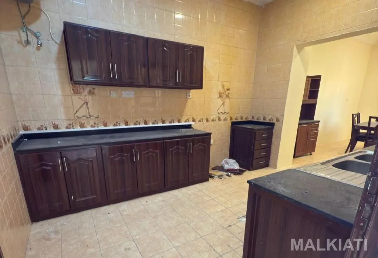 Stunning Villa | 07 Bedrooms| Al Dhakira area - Image 3