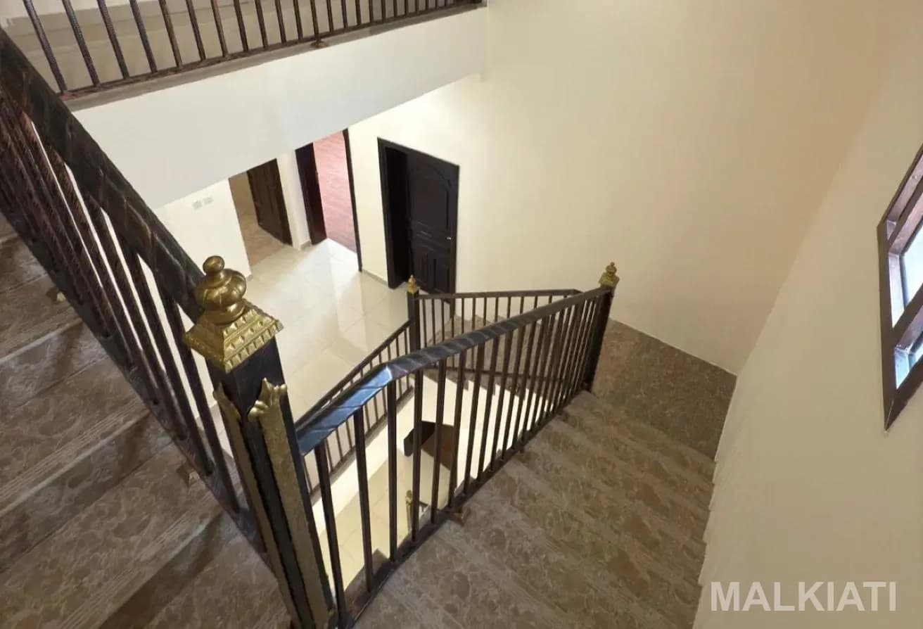 Stunning Villa | 07 Bedrooms| Al Dhakira area - Image 4