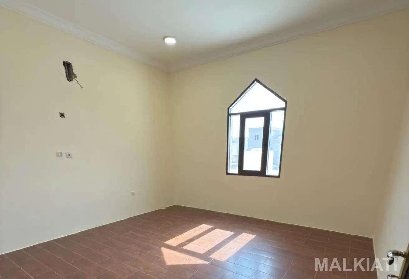 Stunning Villa | 07 Bedrooms| Al Dhakira area - Image 5
