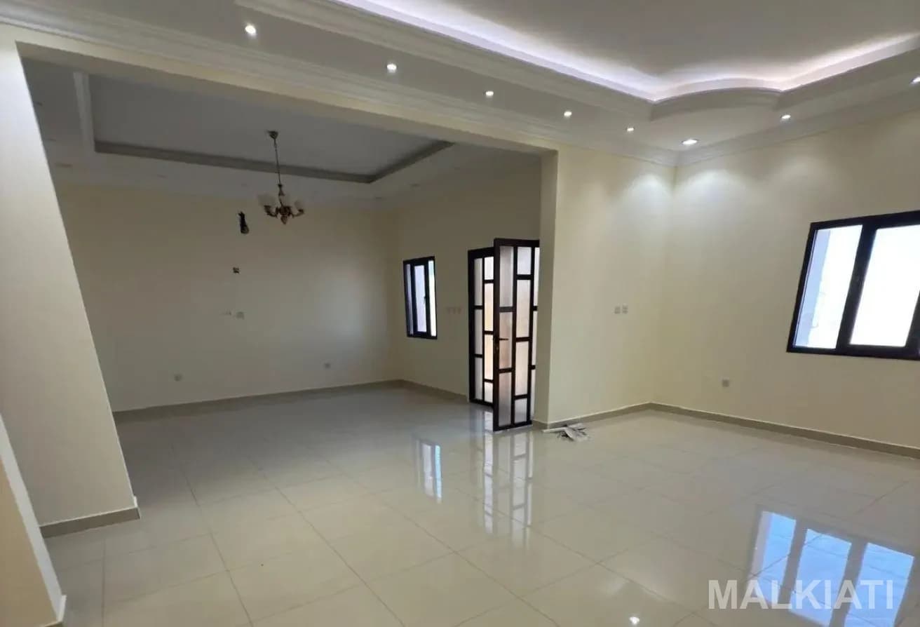 Stunning Villa | 07 Bedrooms| Al Dhakira area - Image 2